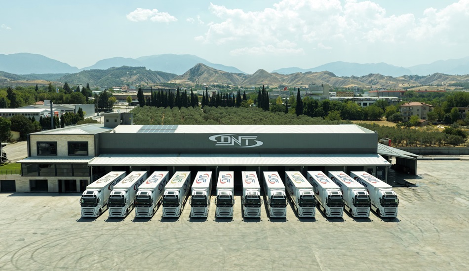 Volvo Trucks, DNT Uluslararası Nakliyat’a  Gerçekleştirdiği Filo Teslimatıyla  Ege Bölgesi’ndeki Gücünü Artırıyor