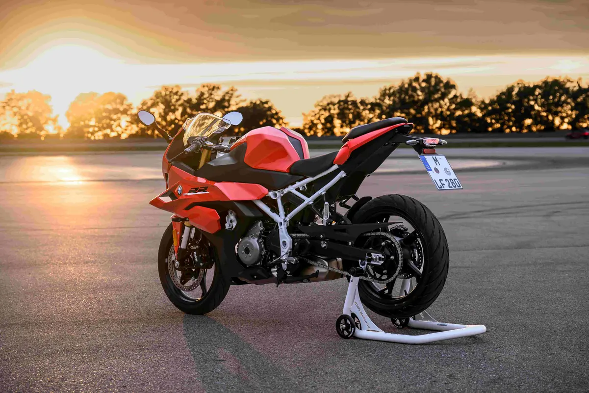 BMW Motorrad Yeni RR Modelini EICMA’da Gösteriyor